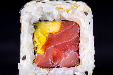 С тунцом и авокадо