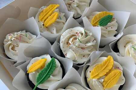 Капкейки Снова в школу (декор шоколадные листочки) 9шт