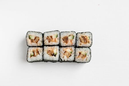 Спайси ролл с копченым угрем и огурцом