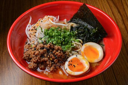 Рамен с рубленой говядиной и дайконом