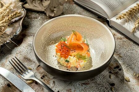 Оливье со слабосоленым лососем и красной икрой