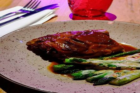 Баранья лопатка со спаржей