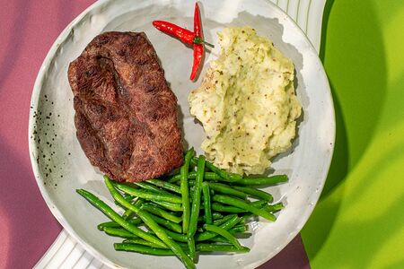 Стейк Топ-блейд с пюре и стручковой фасолью