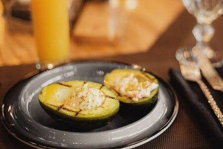 Авокадо на гриле с крабом