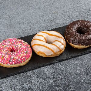 Пончик с клубничной начинкой