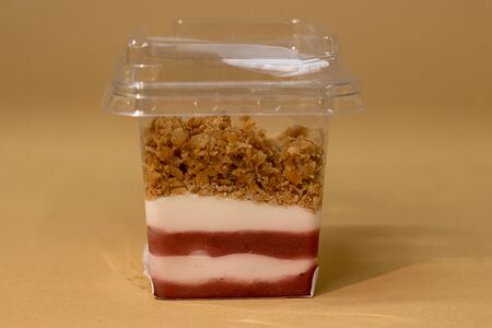Йогурт с гранолой и клубникой