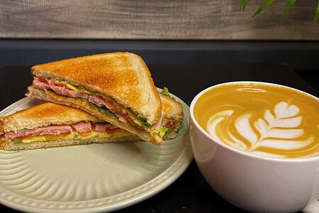 Сэндвич и напиток