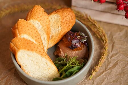 Паштет из куриной печени со свежим хлебом