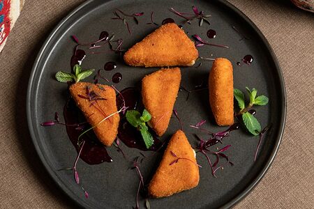 Жареный сыр с ягодным соусом