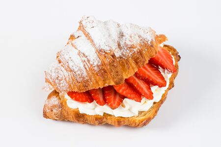 Круассан с клубникой и маскарпоне