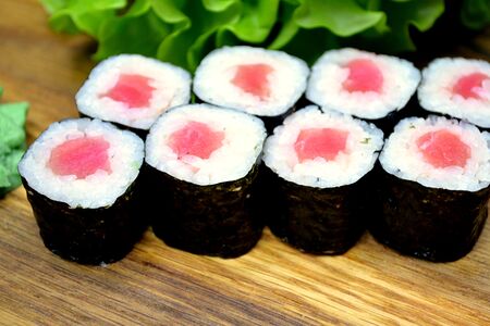 Маки с тунцом