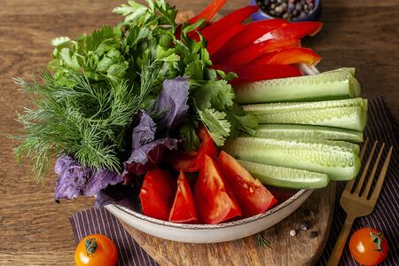 Тарелка свежих овощей