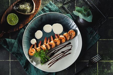 Креветки гриль с трюфельным соусом