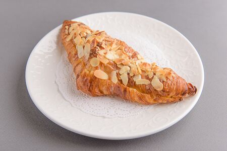 Круассан миндальный