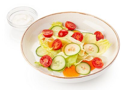 Овощной салат с огурцами, черри и морковью