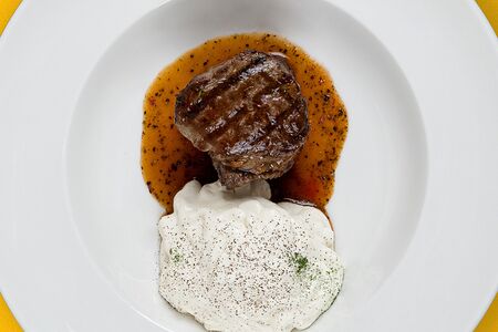 Миньон, перечный соус