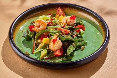 Салат с креветками, манго и авокадо