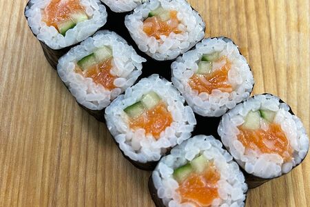 Классический ролл с огурцом и форелью