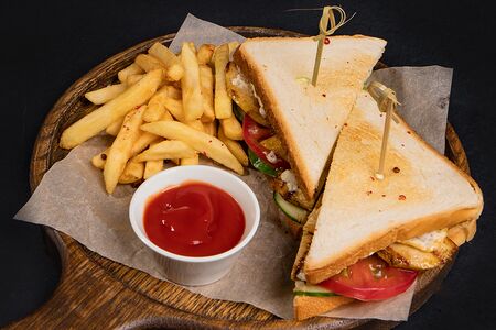 Сэндвич с курицей и картофелем фри