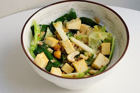 Салат Кобб с тофу и имбирным соусом