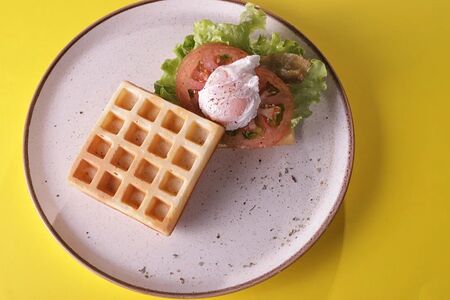 Бельгийская вафля с яйцом пашот