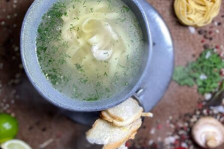 Бульон куриный с крутонами