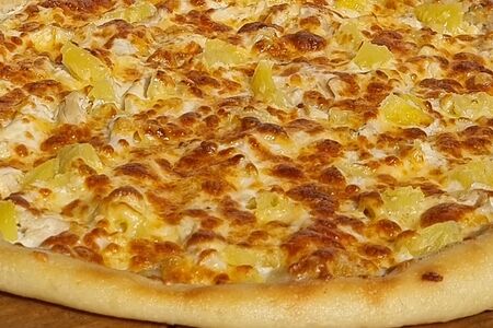 Пицца с курицей и ананасами