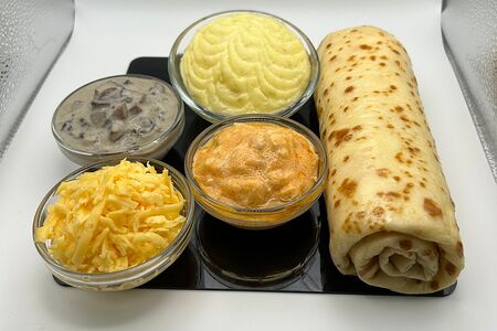 Блинчик с картошкой, грибами, сыром и куриным филе в сливочном соусе