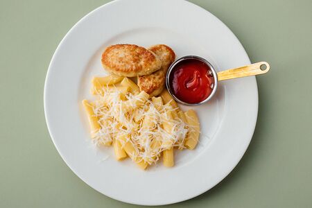 Куриные котлеты без глютена с гарниром