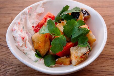 Тайские хрустящие баклажаны с соусом чили и крем-чиз