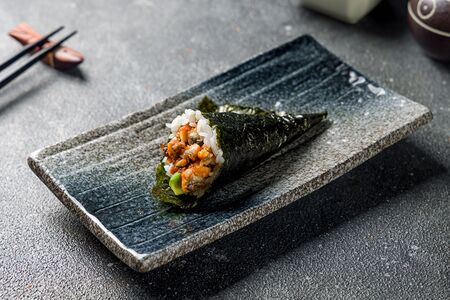 Хенд-ролл с копченым угрем