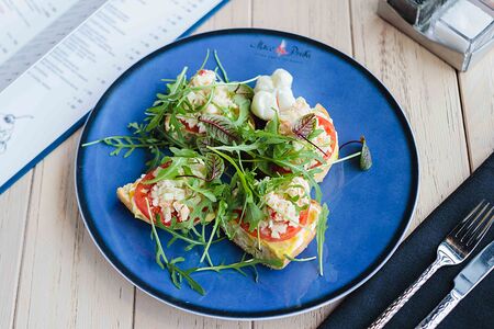 Брускетта с крабом и креветками