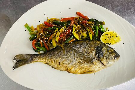 Дорадо с овощами по-азиатски