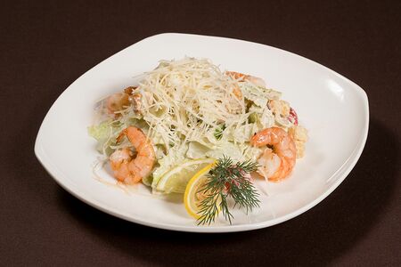 Салат Цезарь с креветками