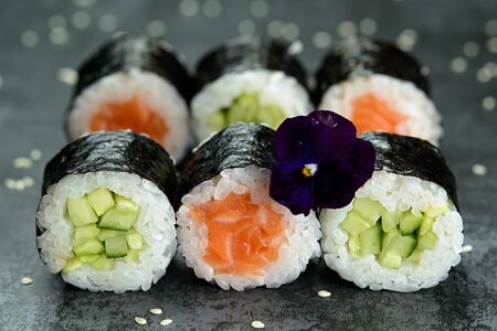 Малые роллы с лососем и огурцом 3 на 3