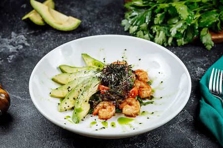 Салат из авокадо с креветками