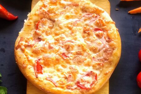 Пицца с ветчиной