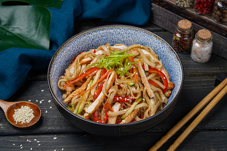 Удон с курицей в соусе терияке