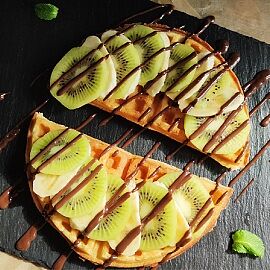 Венская вафля с шоколадом, бананом и киви