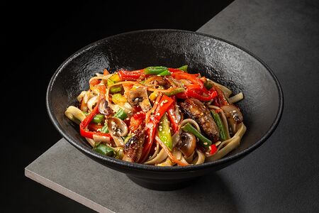 Вок с курицей и грибами