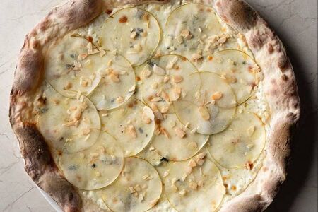 Пицца Груша и горгонзола