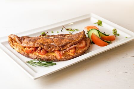 Омлет с ветчиной, томатами и сыром