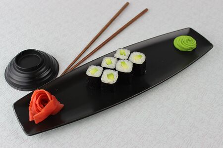 Ролл с авокадо