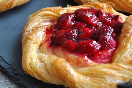 Вензель с малиной