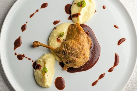 Запеченная утиная ножка конфи