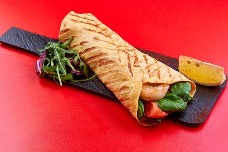 Ролл с креветкой