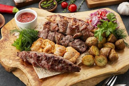 Ассорти шашлыков с гарниром