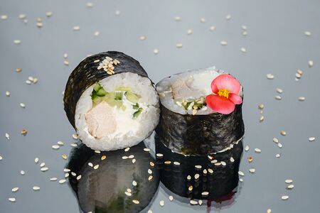 Футомаки с копченой курицей и огурцом