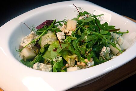 Салат с грушей и голубым сыром