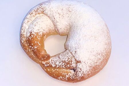 Рогалик с вишневым джемом